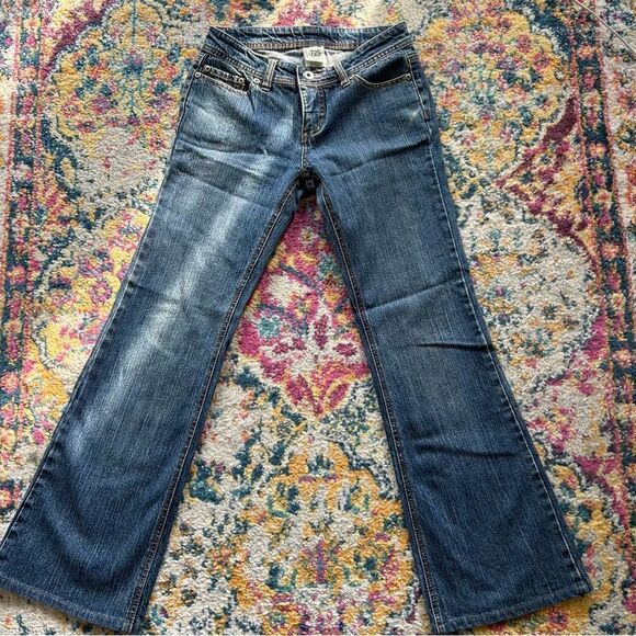 Most beautiful pair of mid rise flared dark wash y2k jeans - Picture 1 of 4
